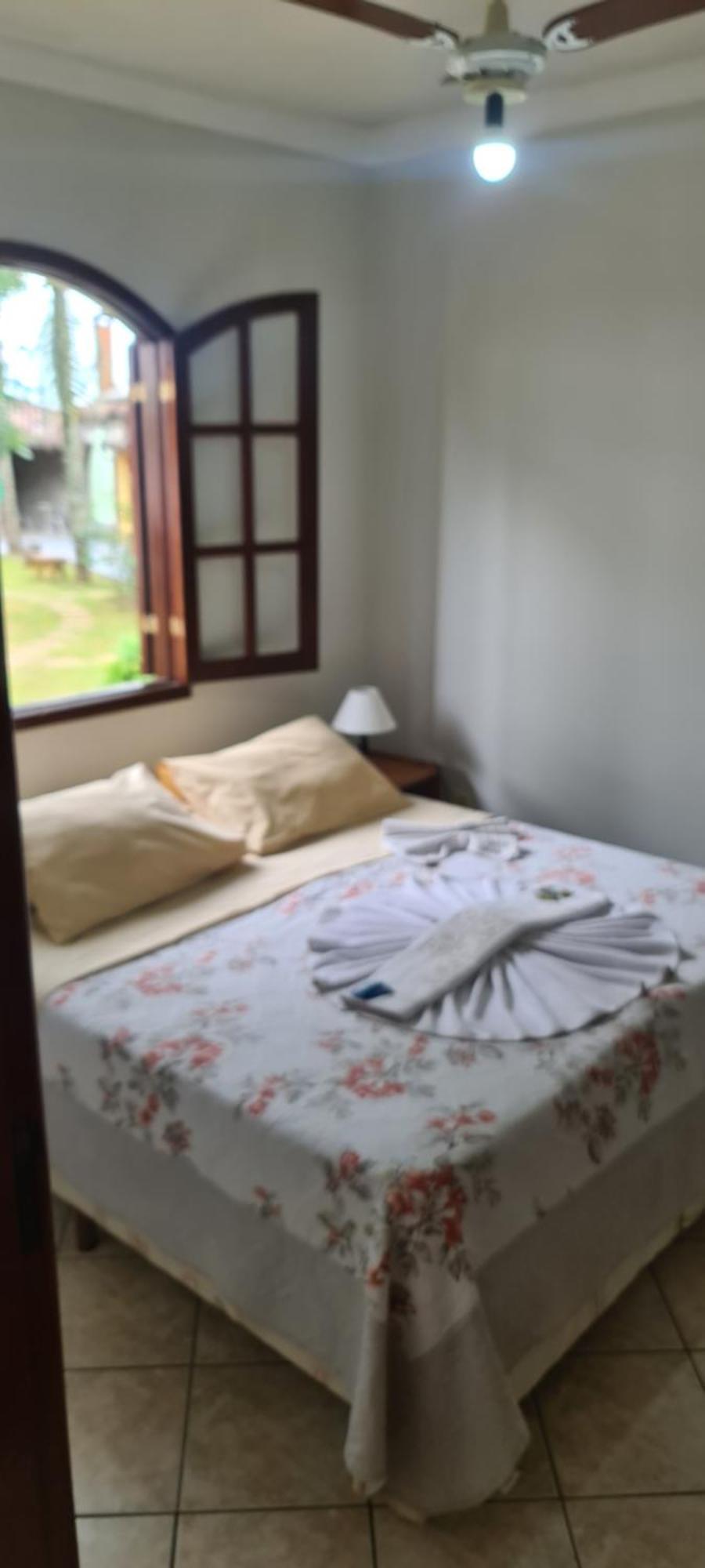 Pousada Nossa Senhora Penedo  Δωμάτιο φωτογραφία A bed with a bathrobe
